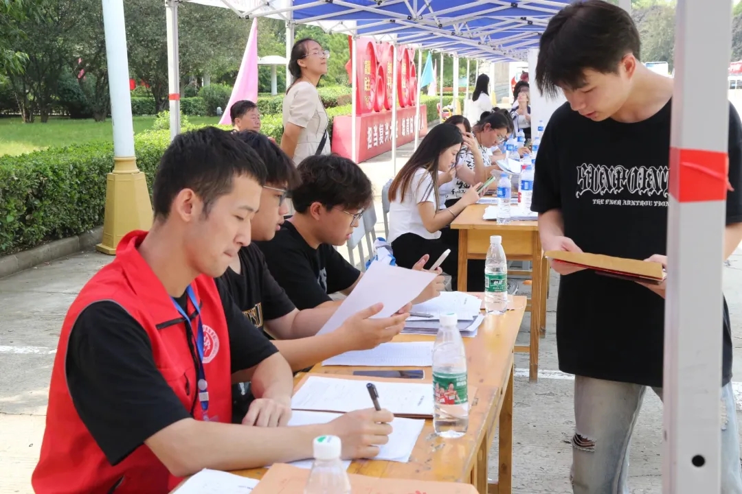 華翔學(xué)院新生報(bào)到，迎新啦！
